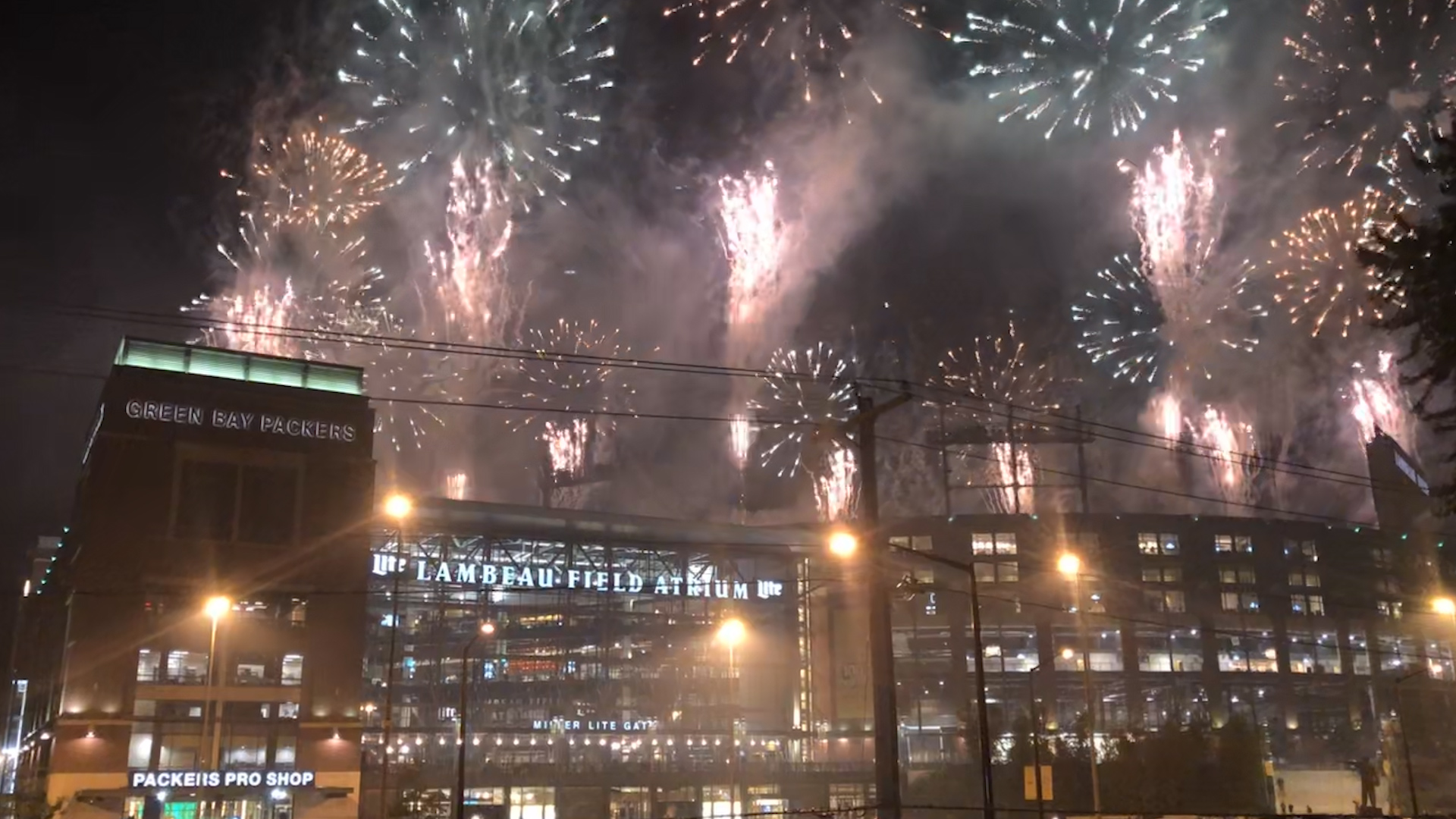 Streaming The Exciting Conclusion to Family Night at Lambeau Field Alt